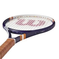 Tennisschläger Wilson Blade 26 Roland Garros 2023 (besaitet) -Discounter Für Tennisausrüstung wr128010u 4 blade 26 roland garros bu